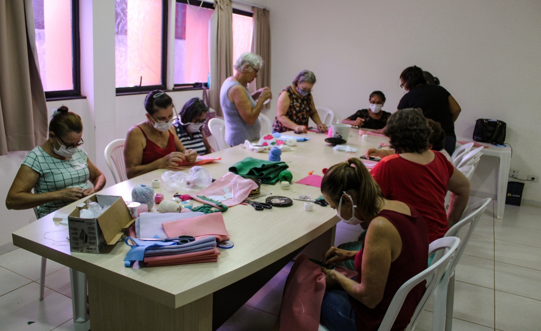 CRAS de Guaporema desenvolve oficina de artesanato para grupo de mulheres da melhor idade.