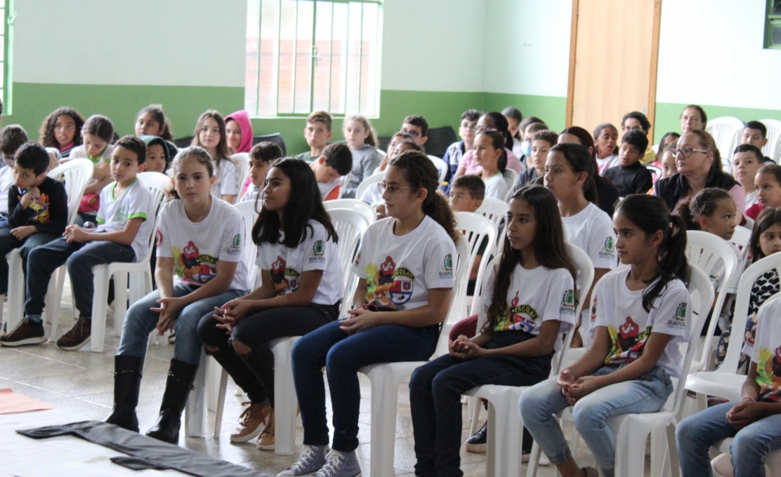 Alunos de Guaporema participam de formatura do Proerd.