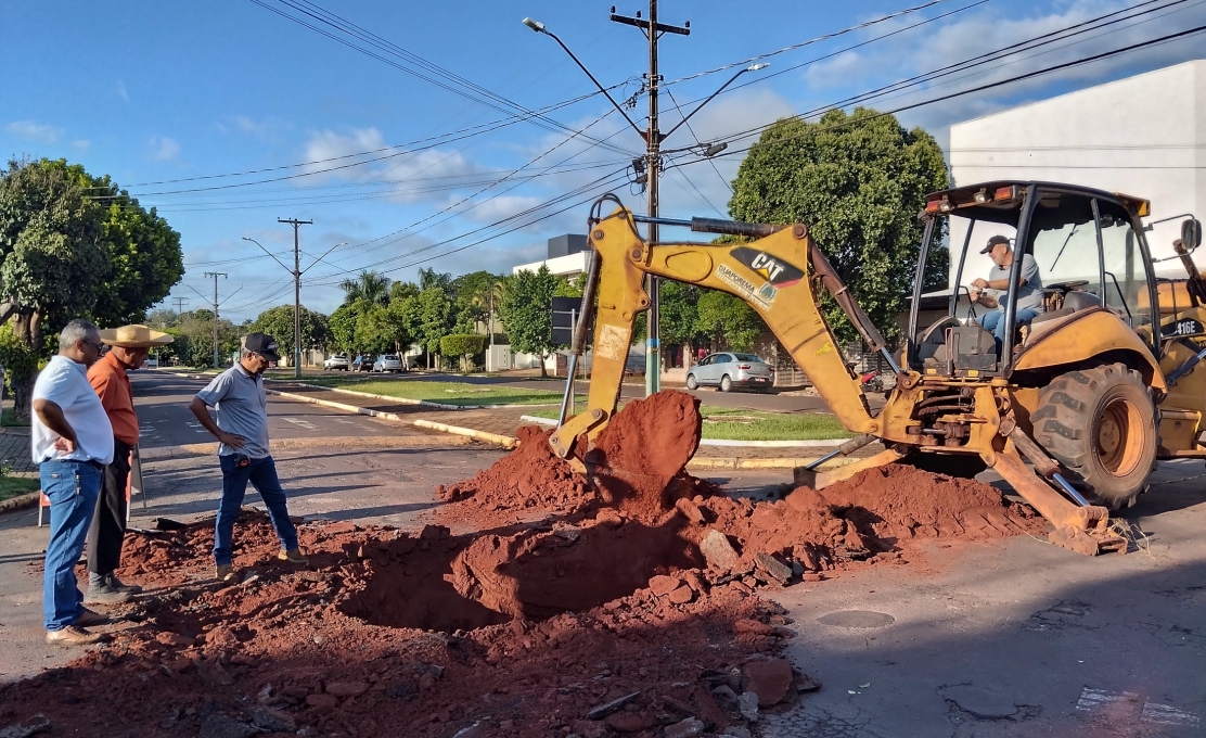 Prefeitura inicia obra para tapar buraco aberto pela chuva na avenida Padre Evaldo.