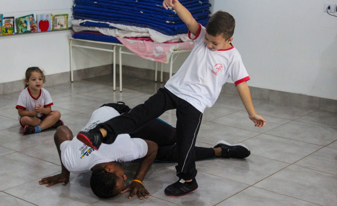 Aulas de capoeira estimulam desenvolvimento infantil no CEMEI Pequeno Príncipe