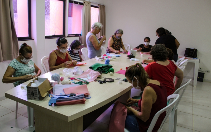CRAS de Guaporema desenvolve oficina de artesanato para grupo de mulheres da melhor idade.