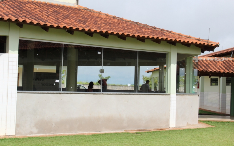 Prefeitura finaliza instalação das janelas de Blindex no Saguão da Escola Municipal