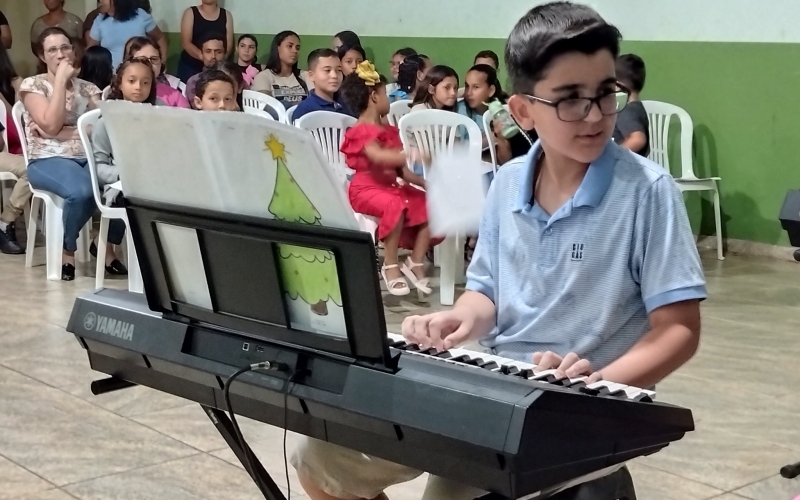 Recital infantil de teclado reúne famílias Guaporemense para certificação dos alunos.