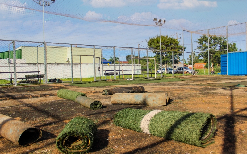 Prefeitura inicia troca da grama sintética da quadra esportiva do Jardim Canaã