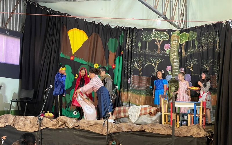 Grupo de Artes cênicas de Guaporema realiza apresentações teatrais para comunidade escolar.