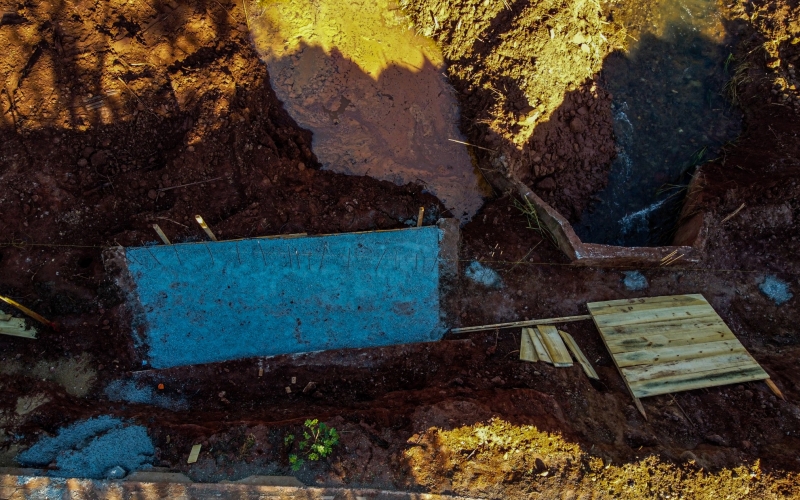 Prefeitura realiza manutenção em ponte na área rural.